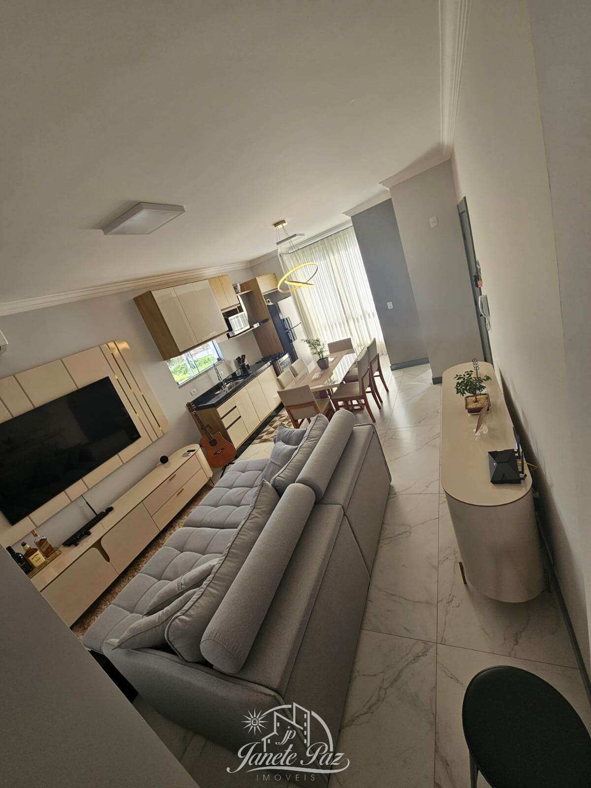  - Apartamento à venda, com 2 quartos